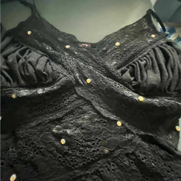 Lace tank tops with clear grommet stones - Picture 4 of 4